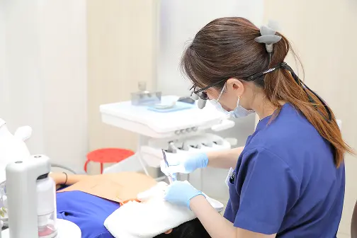 お口のチェックをする様子