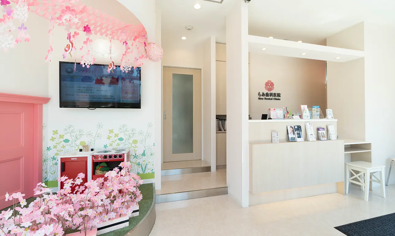 ピンクの花に溢れた明るく清潔感あふれる受付