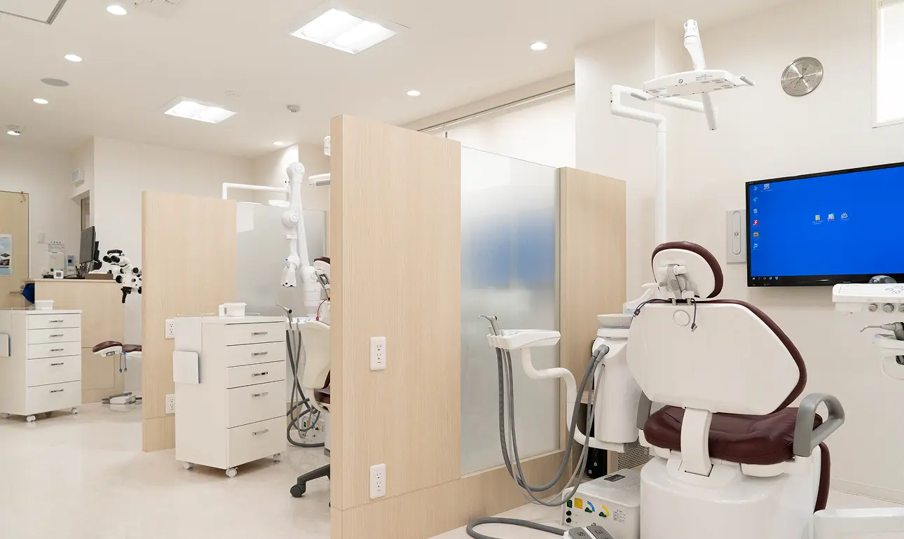 プライバシーに配慮しつつも明るく解放感のある診察室