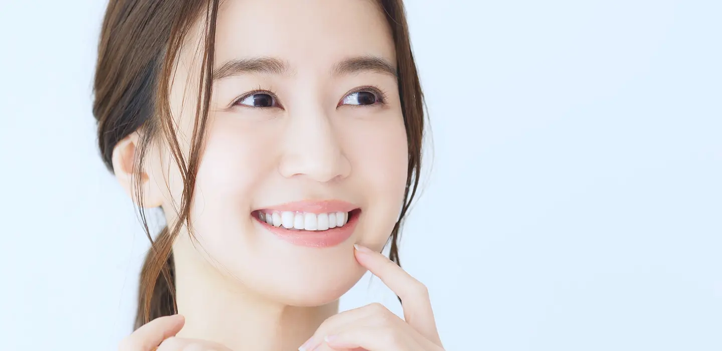 歯を見せていきいきと笑う女性