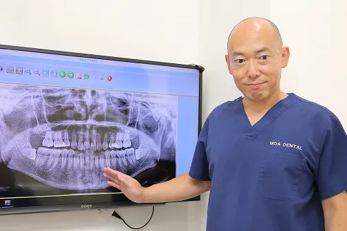 治療計画を説明する院長