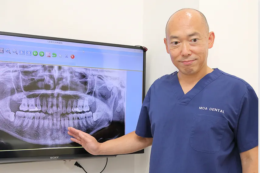 入れ歯の種類や最適な治療方法を説明する様子