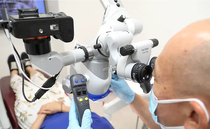 精密に型をとる様子