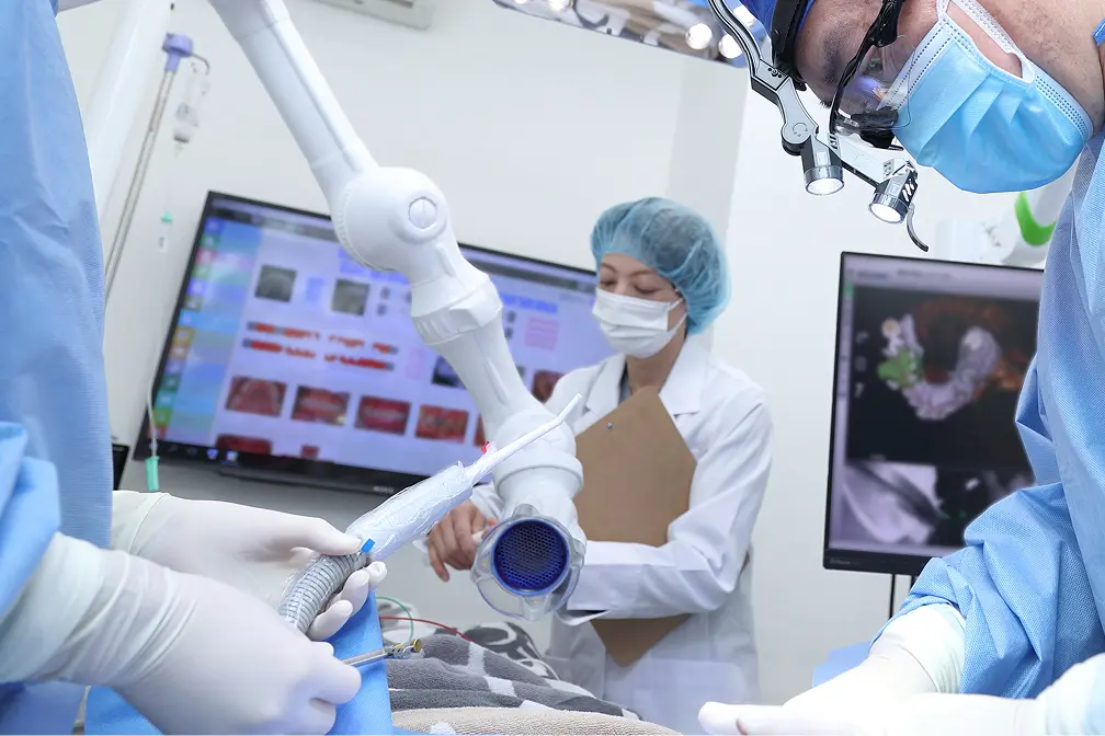 静脈内鎮静法で治療をしている様子