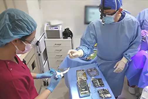 インプラント埋入手術の様子