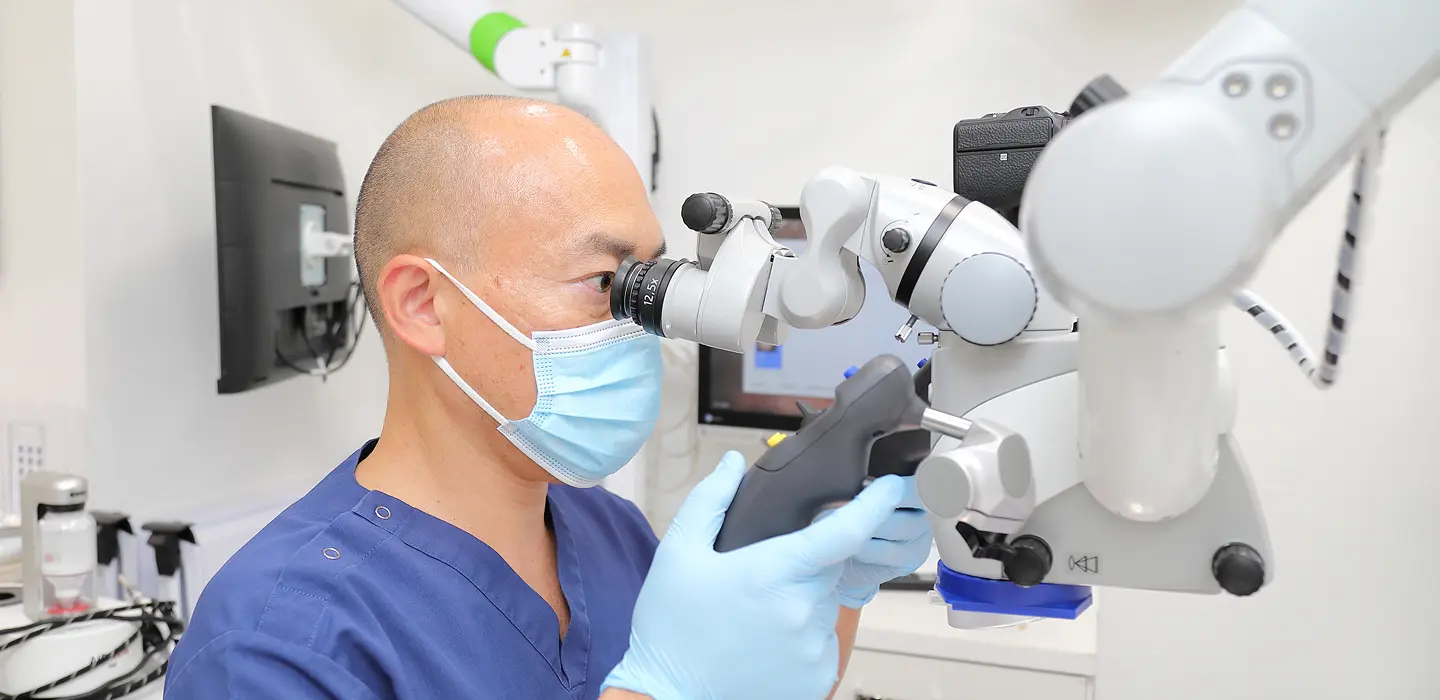 マイクロスコープを使用した歯科口腔外科の治療の様子