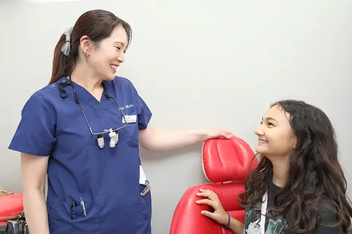 院長と微笑み合うお子様