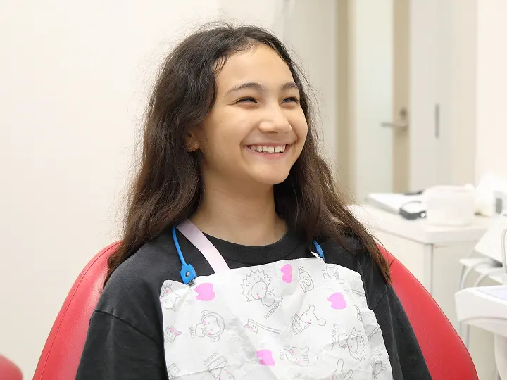 笑顔の子供が診察を受ける様子