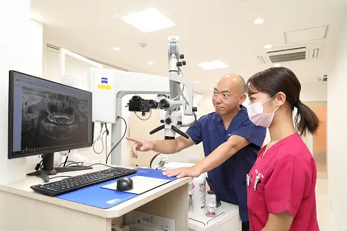 レントゲン写真を使用し検査する様子