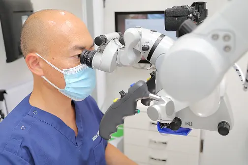 マイクロスコープを使用した治療の様子