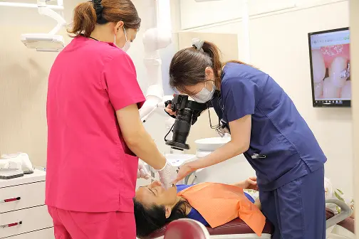 クラウンを装着する様子