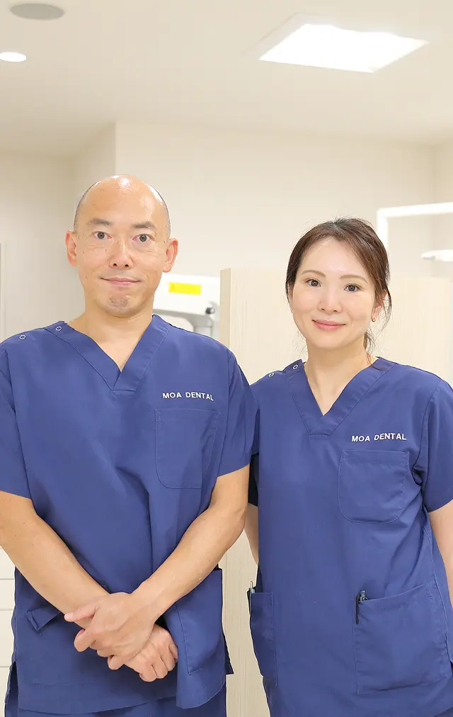 田中洋一院長と田中さやか副院長が並んで微笑んでいる写真