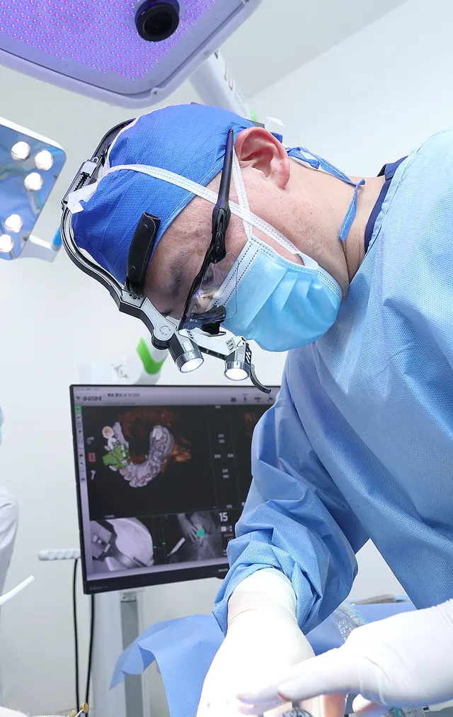 田中洋一院長がインプラント手術をしている写真
